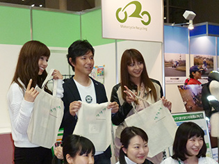 記念撮影をする中野真矢さんと女性