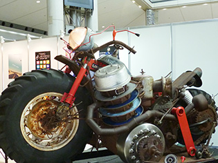 手作りの巨大なバイク