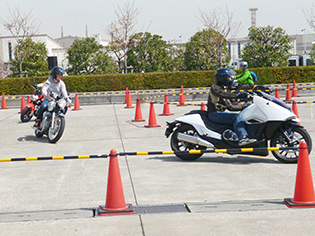 トライアルコースを走行するバイク