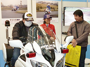 白バイに跨る男性